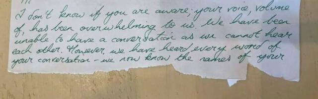 Žena u kafiću dobila poruku od neznanca: "Nažalost, čuli smo svaku reč vašeg razgovora"