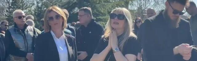 Suzana Jovanović se kroz jecaje obratila okupljenima nakon pomena Saši Popoviću: Jedva izustila nekoliko reči