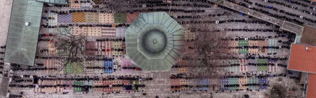 Prvi dan Ramazanskog bajrama u Sarajevu: Vernici se okupili u Gazi Husrev-begovoj džamiji