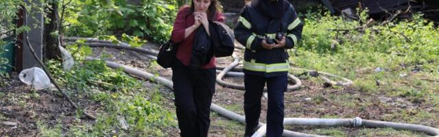 "IZGORELA JE OD PODA DO PLAFONA, PUCKETALO JE, MILSILI SMO DA ĆE EKSPLODIRATI" Očevici opisali dramu posle izbijanja požara: Prolaznik je samo pao! FOTO/VIDEO