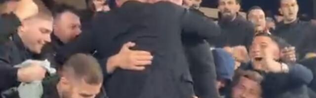 Kakve scene u Loznici: Stanković se popeo na ogradu i s navijačima proslavio osvajanje Kupa /VIDEO/