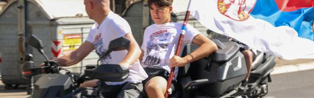 "OVDE SMO ZBOG SLOGE I MIRA - DA NE UDARI BRAT NA BRATA!" Građani za Kurir o veličanstvenom skupu - Miroslav putovao TRI DANA da stigne u Beograd! (FOTO)