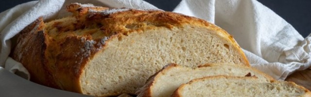 NIKO NE MOŽE DA ODOLI VRUĆEM HLEBU: KAd bi znali kako razara organizam, ne bi ga nikad takli