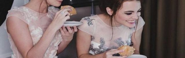 MLADA JE IZGLEDALA KAO OBIČANA GOŠĆA NA SVADBI, a njena majka je obukla VENČANICU! Pozlilo joj kad se pojavila! (VIDEO)