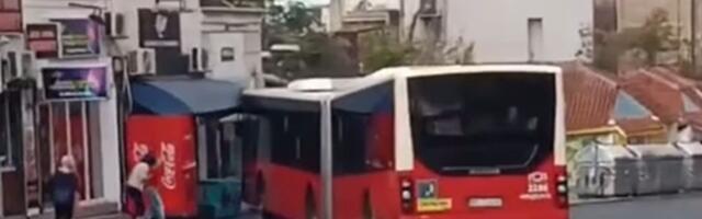 VIDEO: Autobus bez vozača u Beogradu završio u trafici, za malo naleteo na pešake