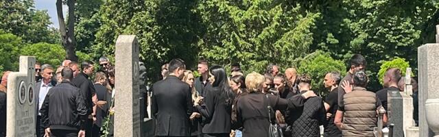 40 DANA OD SMRTI ŽELJKA RUTOVIĆA: Porodica ne može da sakrije SUZE, prijatelji prilaze i grle ih NEUTEŠNE