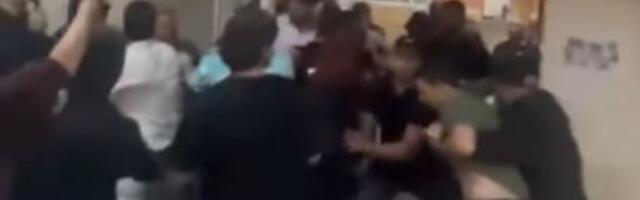 Policija s batinašima upala na Državni univerzitet u Novom Pazaru i izbacila studente (VIDEO)