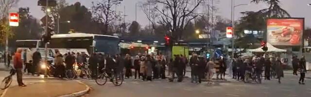 Studenti i građani u Novom Sadu blokirali autobusku stanicu u znak podrške prevozniku Jaćimoviću