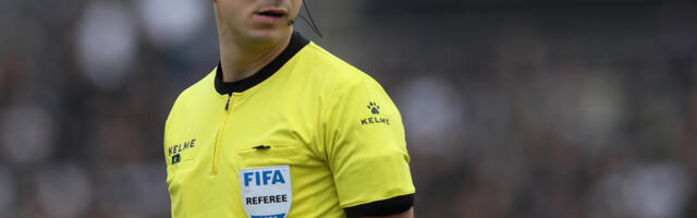 Miloš Milanović sudi meč između fudbalera Fiorentine i kijevskog Dinama u LK
