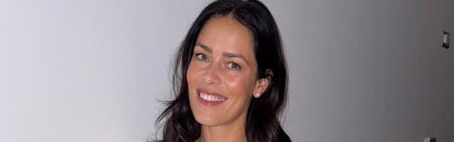 Ana Ivanović u nikad izazovnijem izdanju! Pored novogodišnje jelke pokazala duge noge i zapalila Instagram