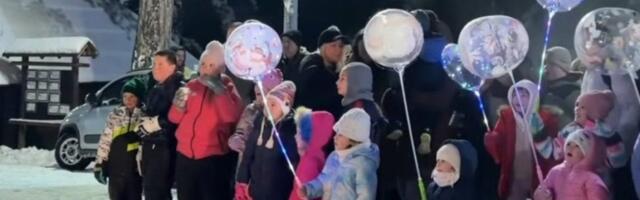 Božić Bata stigao da podeli paketiće: Evo ko mu je pravio društvo (FOTO)