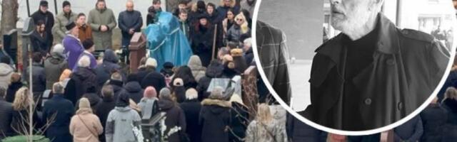 TEŽAK KRST I PESMA O STIDU! Nad grobom Miroslava Aleksića izgovorene reči koje JEŽE do kostiju! (FOTO)