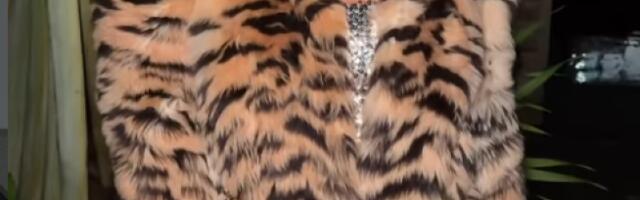 Auuu... Devojko, na šta ličiš? Čipkaste čarape, dekolte, bunda...