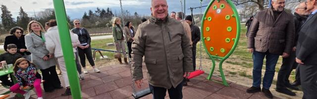 Leskovac: Deca u Ohridskom naselju dobila park sa mobilijarom