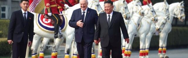 "ZA SLUČAJ DA NEPRIJATELJI DOĐU:" Kim od Lukašenka dobio NEOBIČAN poklon, severnokorejski lider ne skida osmeh sa lica! (VIDEO)