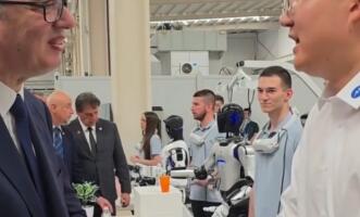 "PREZIDENT VUČIĆI" Odmah je znao ko je i čiji je predsednik! Vučić velikog obožavaoca upoznao u fabrici robota! (FOTO/VIDEO)