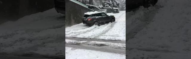 Snežna uzbrdica vs Range Rover Sport 1:0 (VIDEO)