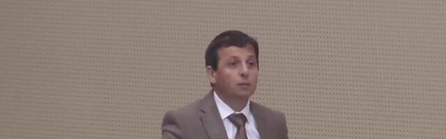 Vukanoviću naređeno da se smiri i napusti salu NSRS-a, on poručio da će napraviti haos