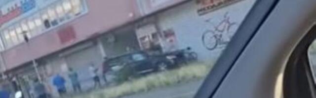 Haos na NBG: Pokosio žene na trotoaru, pa se zakucao u zgradu (VIDEO)