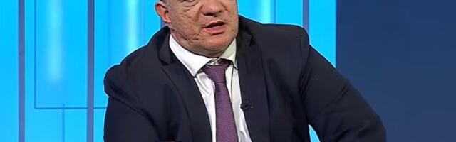 “Takav je model”: Ministar prosvete demantovao otkopčan šlic tokom posete dečijem kampu