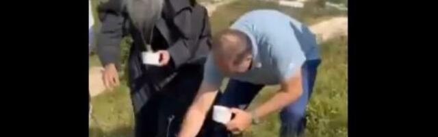 Dodik i Porfirije beru borovnice na Jahorini (VIDEO)