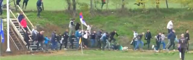 Ljudi bežali sa tribina pa pregazili dete: Navijačko ludilo u Srbiji (VIDEO)