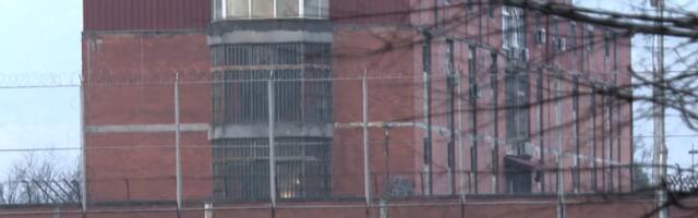 NEZAPAMĆEN SLUČAJ U SPUŽU Advokat doneo farmerke klijentkinji koja je htela da se venča iza rešetaka: kad je policija otvorila kesu, pozlilo mu, zvali i Hitnu