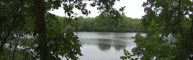 MISTERIJA AUTOMOBILA UPALOG U JEZERO Majka prijavila nestanak ćerke, ispituje se da li je bila u vozilu