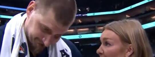 JOKIĆ NAJSMEJAO POZNATU AMERIČKU NOVINARKU! Kejti pitala Nikolu zašto dominira protiv Kingsa, usledio hit odgovor Srbina!