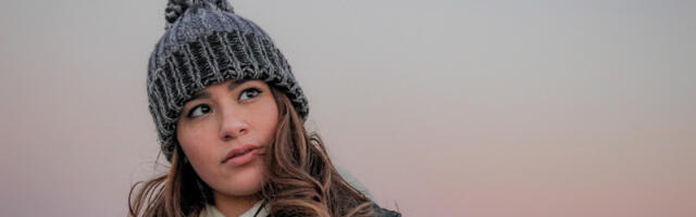 Hladnoća, kape i suv vazduh: Mali vodič za negu kose tokom zime