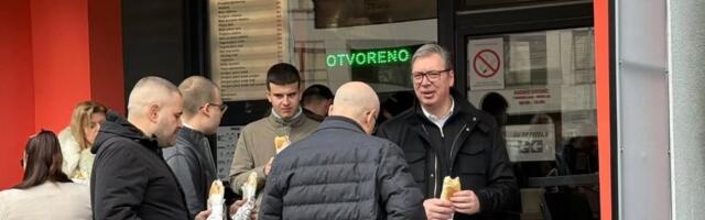 "Jutarnji sendvič sa Milošem i njegovim sinovima": Vučić se oglasio iz Novog Sada (FOTO)