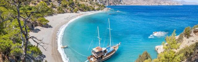 Na ovim rajskim plažama u Grčkoj više nema ležaljki: Nova pravila su brutalna! Dronovi kontrolišu svaki metar, evo šta to znači za srpske turiste!