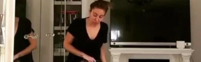 "Ne prekidaj me, bre": Ana Nikolić priča sa radnicima, a ćerka Tara je snima