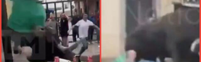 BIK ISKASAPIO I UBIO ČOVEKA NASRED ULICE: Uznemirujući snimak se širi mrežama! Pobesnela životinja ga dohvatila rogovima, onda je počeo PAKAO (VIDEO)