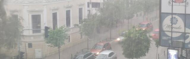 Nevreme stiglo u Kragujevac: Svi se plaše najavljenog (VIDEO)