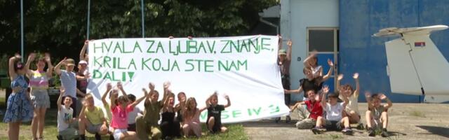 OVAJ ĐAČKI POKLON UČITELJICI IZ PETROVARADINA RETKO KO MOŽE DA NADMAŠI: Njeni četvrtaci idu dalje, a Ivana ovo nikad neće zaboraviti! (VIDEO)