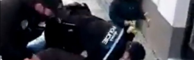 BRUTALAN SNIMAK SA ULICA ČEŠKE! Dečak se zacenio od plača dok mu policajci oca LEŠE OD BATINA!