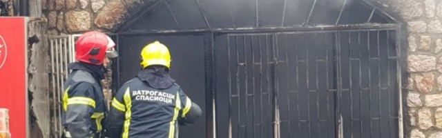 Buknuo požar u kući na Banjici, jedna osoba povređena