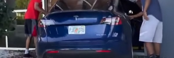 Tesla Model Y automobilom pravo u zid skladišta