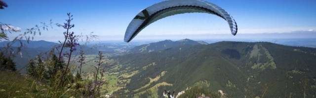 Paraglajderista se srušio na Rtnju: Akcija spasavanja u toku!