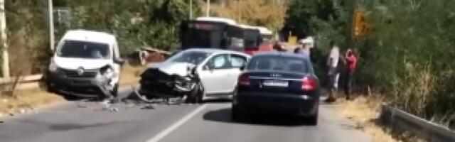 Pijan izazvao lančani sudar! Prešao u suprotni traku naleteo na dva automobila, među povređenima i dete!