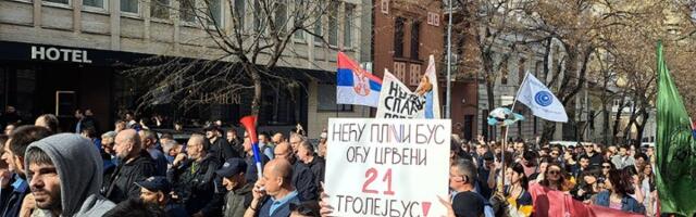 Na kružnom toku kod opštine Novi Beograd okupilo se više hiljada ljudi