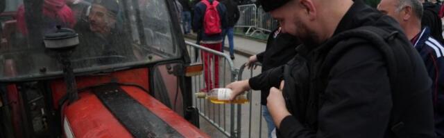 Građani sipali šećer u rezervoare traktora kod Skupštine, pale ih da rade "na prazno"