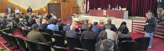 U toku sednica SG o SMENI GRADONAČELNIKA: Vladajuća većina napustila salu