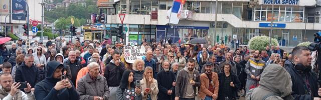 Protest ispred Gradske kuće: Šesnaest minuta tišine i poziv na zborove (FOTO)