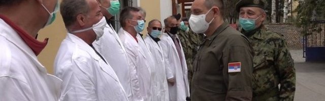 (FOTO) MINISTAR VULIN U VOJNOJ BOLNICI U NOVOM SADU: Ponosan sam na penzionisane lekare koji su se odazvali pozivu svoje vojske