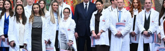 Vučić najboljim diplomcima medicinske struke: “Čuvajte svoje pacijente, štitite i branite Srbiju”