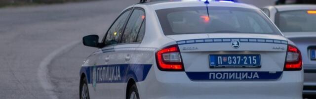 Teška nesreća kod Pupinovog mosta: Automobil se prevrnuo na krov, stvara se zastoj (VIDEO)