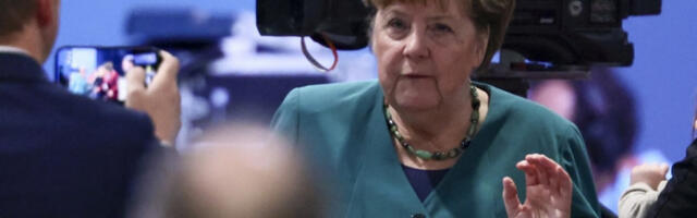 Меркелова: Европа не може без дијалога са Русијом