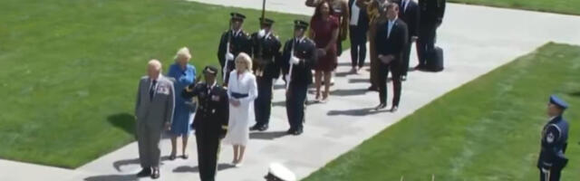 Okrenuli zastavu naopako: Veliki propust na kraju posete kralja Čarlsa Americi (VIDEO)